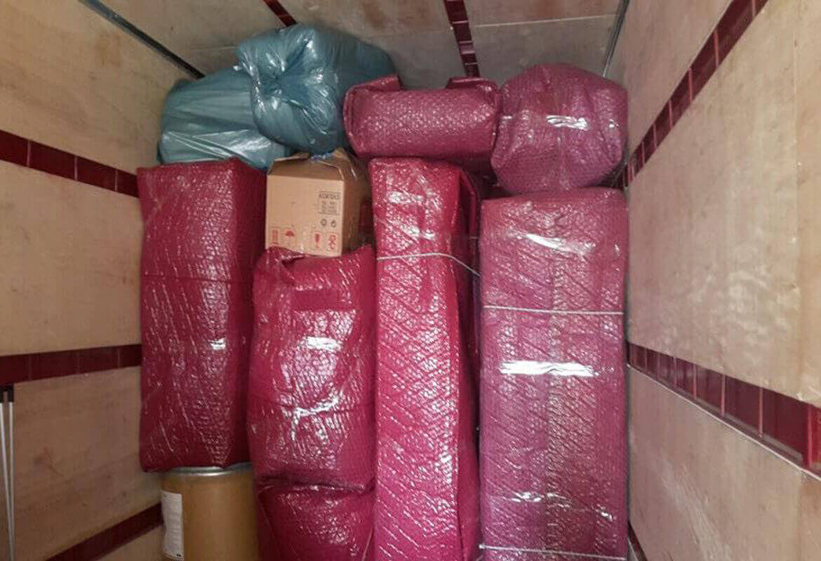 araç içersine istiflenmiş eşyalar